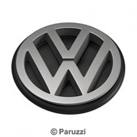 Achterklep embleem `VW` (Ø 100 mm). T25/T3 Bus 87 (ch 24 J 014 530) en later