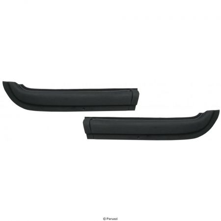 Panelen onder achterzijruiten zwart (per paar). Karmann Ghia 8/71 en later (sedan)